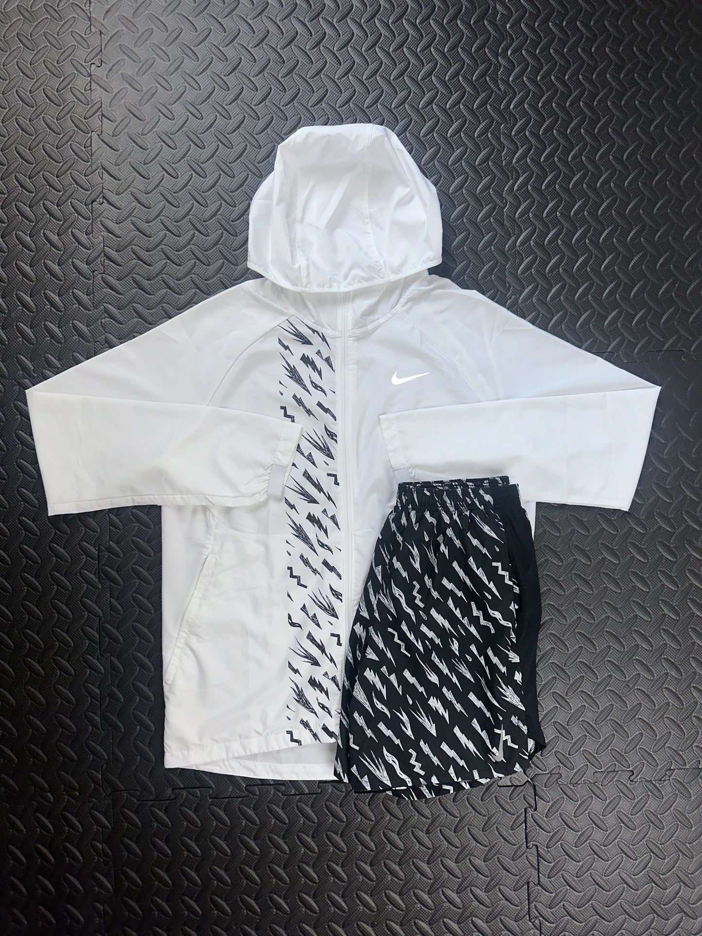 NIKE BOLT WINDRUNNER & SHORT SET