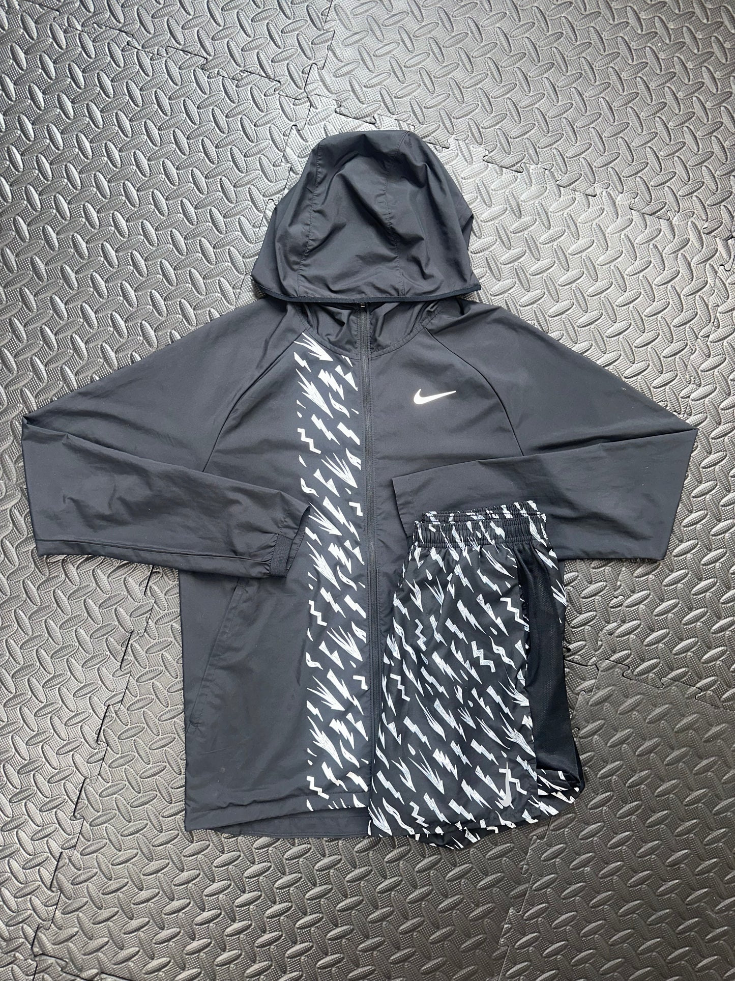 NIKE BOLT WINDRUNNER & SHORT SET