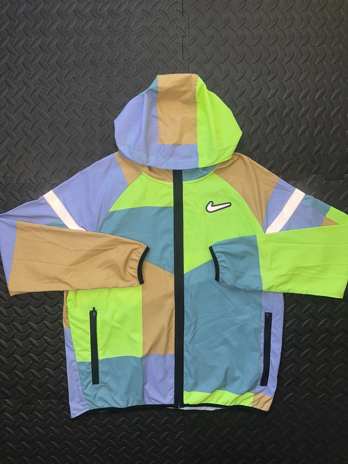 NIKE PATCHWORK WILD RUN JACKET - NEON