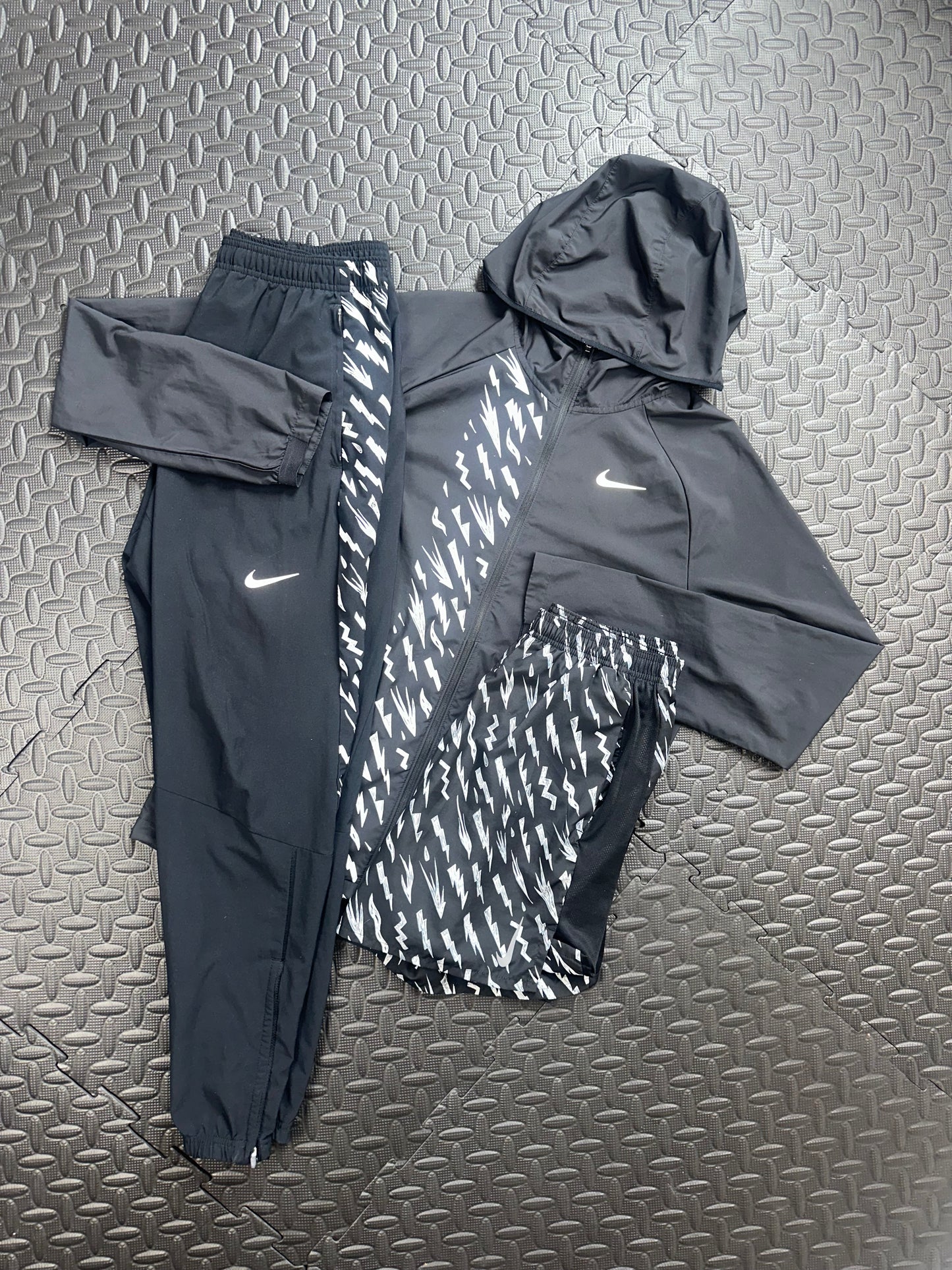 NIKE BOLT 3 PEICE SET