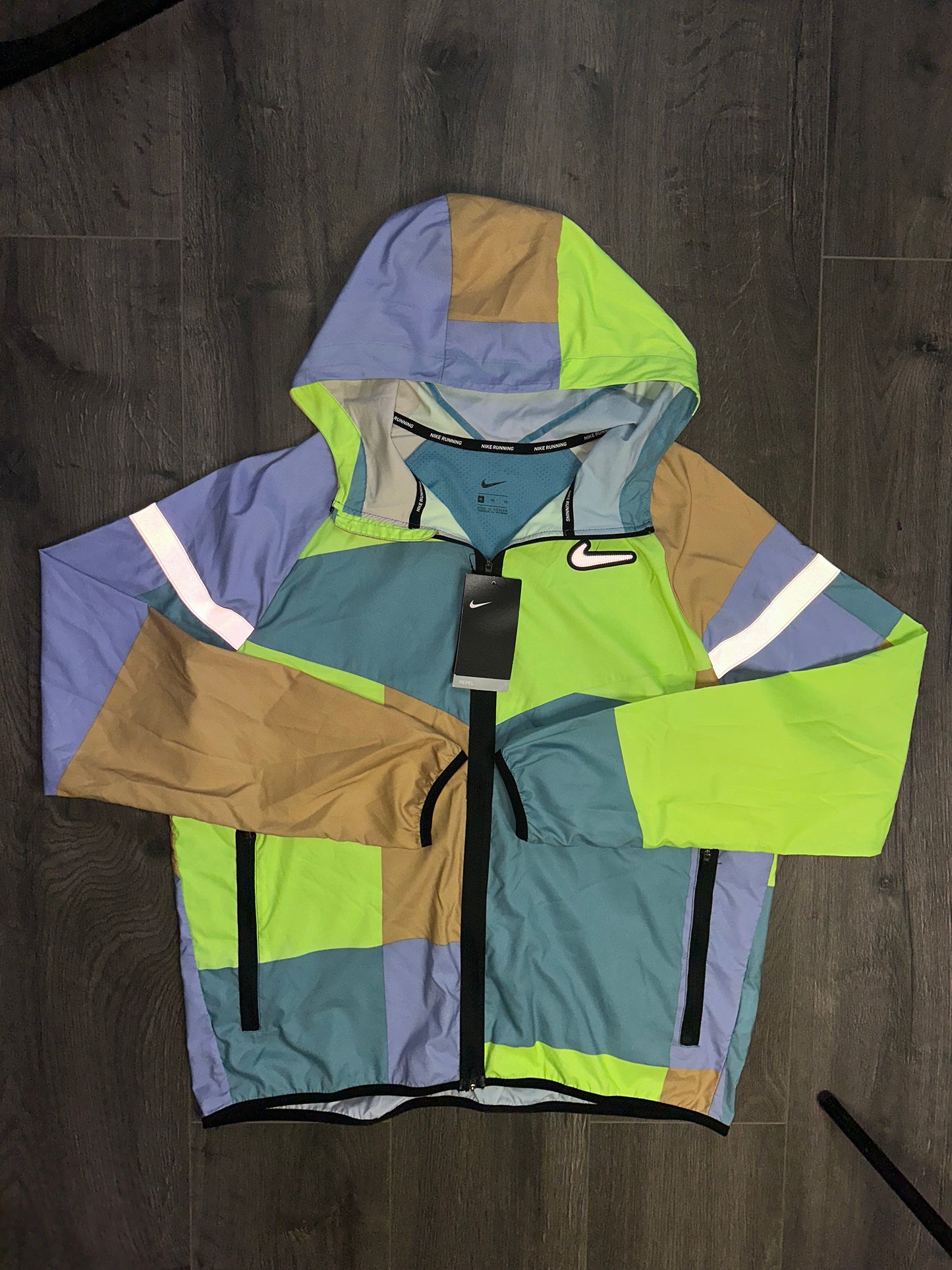 NIKE PATCHWORK WILD RUN JACKET - NEON